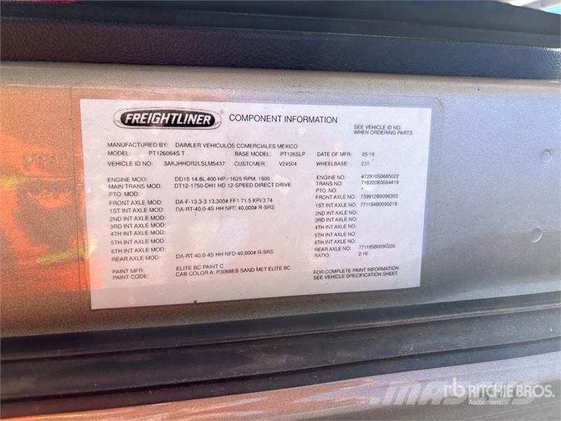 Freightliner Cascadia 126 6x4 T/A Sleeper Truck Tractor (Inoper Vilcēji