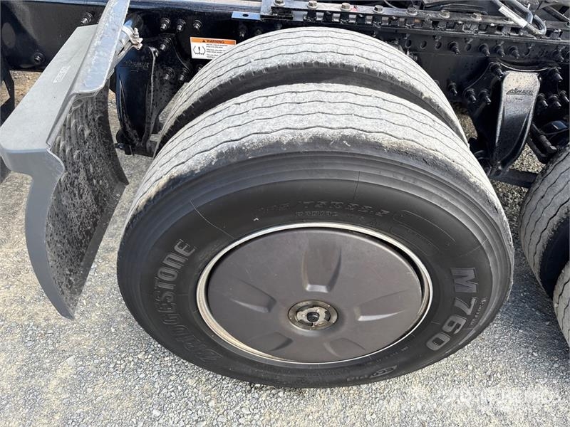 Freightliner Cascadia 126 6x4 T/A Sleeper Truck Tractor Tractor Units