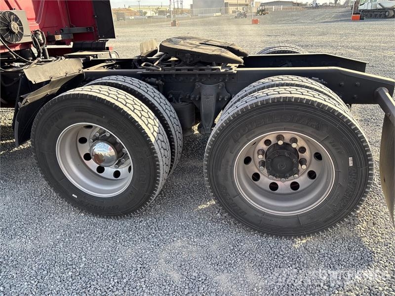 Freightliner Cascadia 126 6x4 T/A Sleeper Truck Tractor Nyergesvontatók