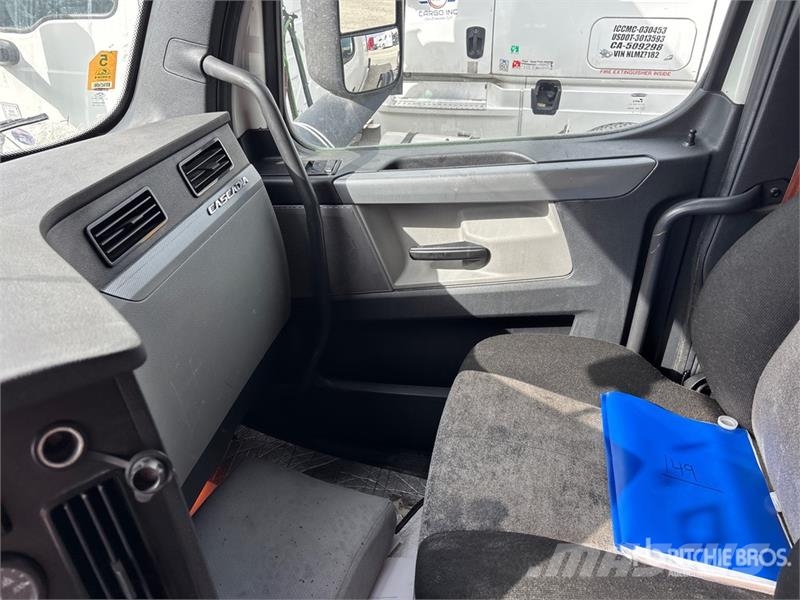 Freightliner Cascadia 126 6x4 T/A Sleeper Truck Tractor Тягачі