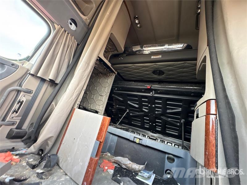 Freightliner Cascadia 125 6x4 T/A Sleeper Truck Tractor (Inoper 트랙터 유닛