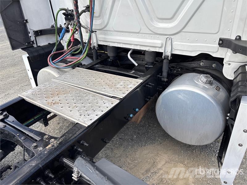 Freightliner Cascadia 126 6x4 T/A Sleeper Truck Tractor Tractor Units