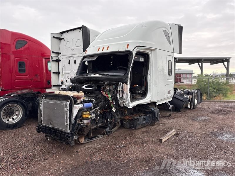 Freightliner Cascadia 126 6x4 T/A Sleeper Truck Tractor (Inoper Naudoti vilkikai