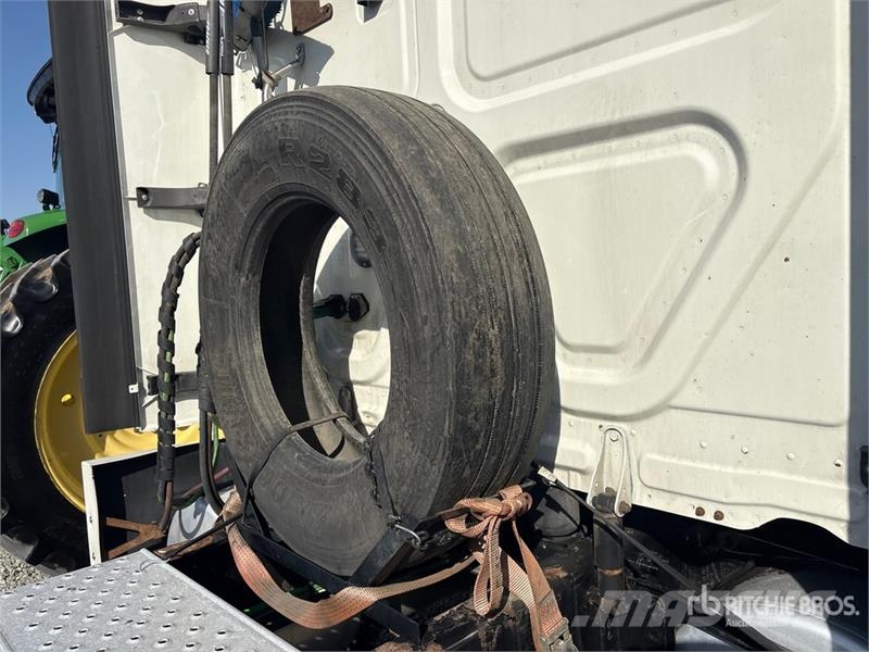 Freightliner Cascadia 126 6x4 T/A Sleeper Truck Tractor Vetopöytäautot