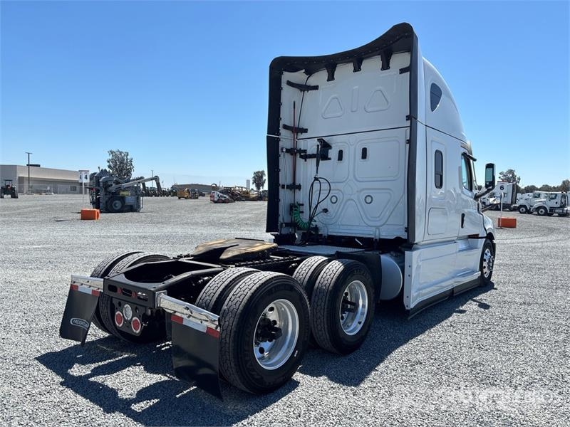 Freightliner Cascadia 126 6x4 T/A Sleeper Truck Tractor Vlačilci