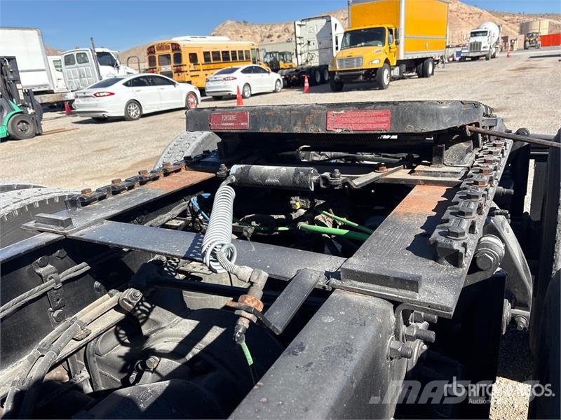 Freightliner Cascadia 126 6x4 T/A Sleeper Truck Tractor Trekkvogner