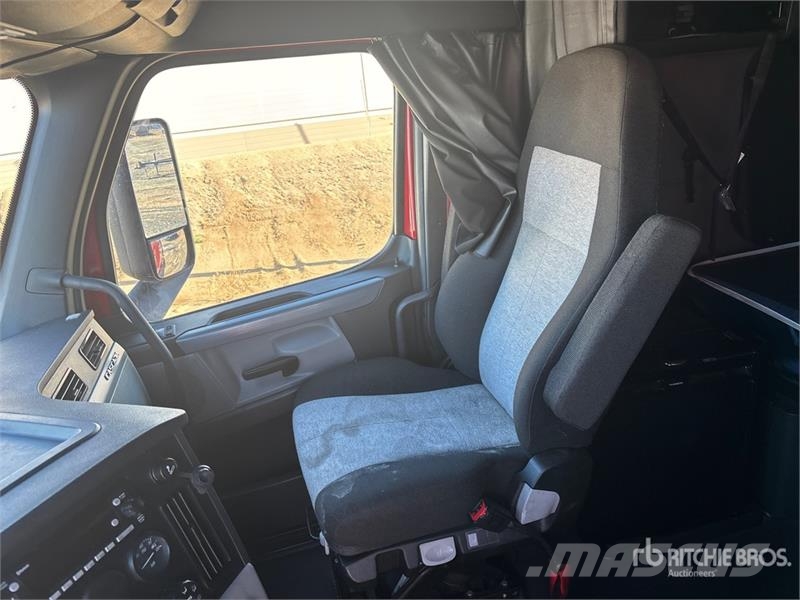 Freightliner Cascadia 126 6x4 T/A Sleeper Truck Tractor Tractor Units