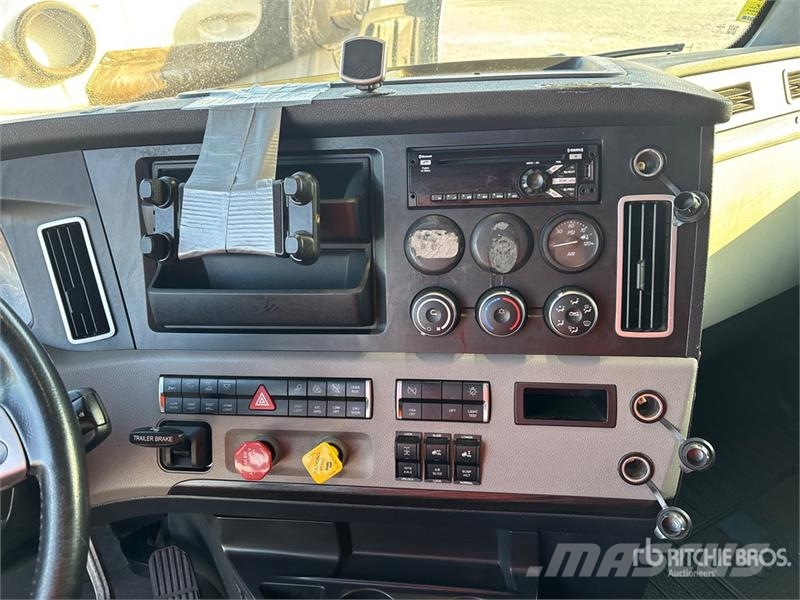 Freightliner Cascadia 126 6x4 T/A Sleeper Truck Tractor Vilcēji