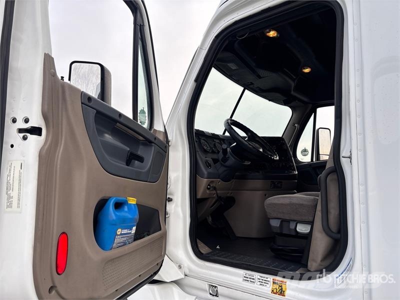 Freightliner Cascadia 125 6x4 T/A Sleeper Truck Tractor Vilcēji