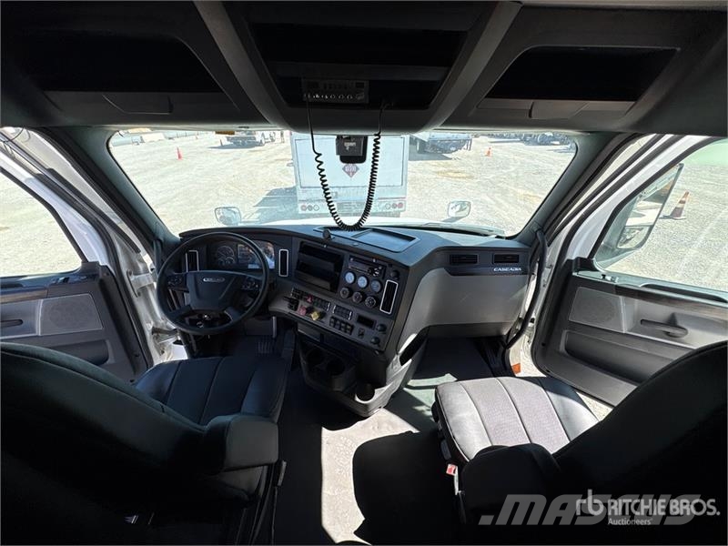 Freightliner Cascadia 126 6x4 T/A Sleeper Truck Tractor Vilcēji