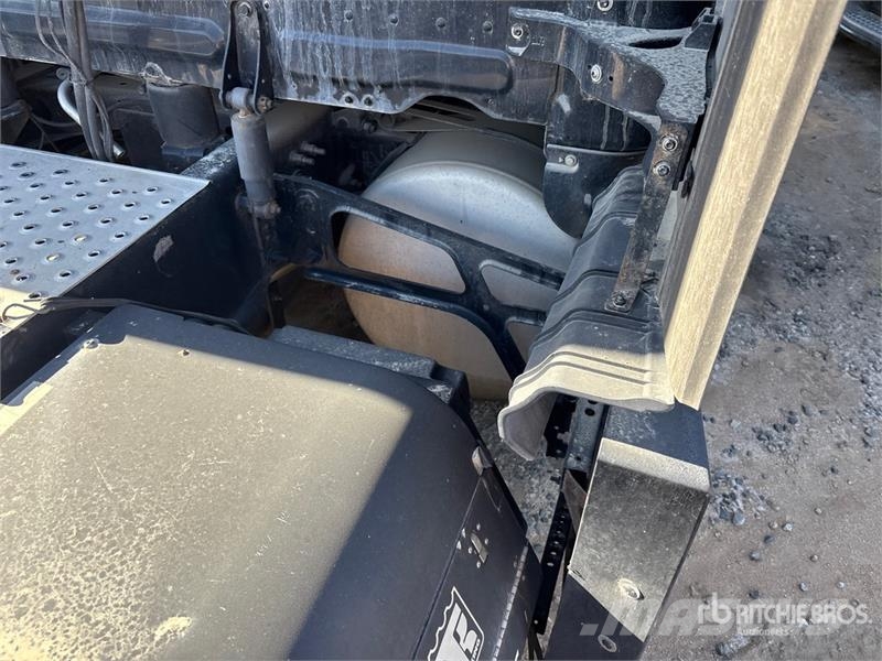 Freightliner Cascadia 126 6x4 T/A Sleeper Truck Tractor Sattelzugmaschinen