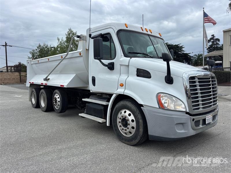Freightliner Cascadia 113 8x4 Tri/A Dump Truck Самоскиди
