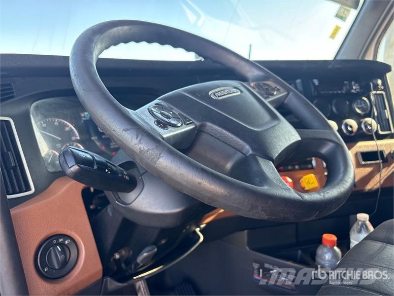 Freightliner Cascadia 126 6x4 T/A Sleeper Truck Tractor 트랙터 유닛