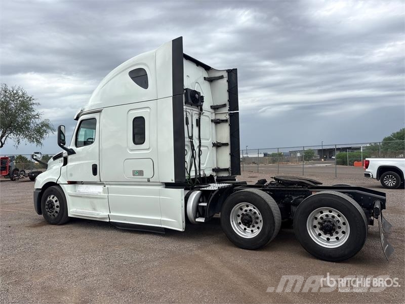 Freightliner Cascadia 126 6x4 T/A Sleeper Truck Tractor Tegljači