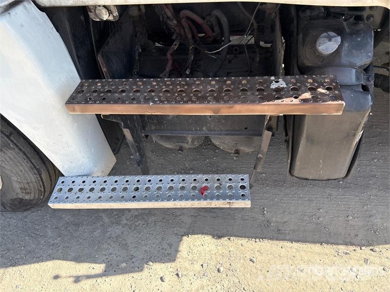 Freightliner Cascadia 125 6x4 Roll-Off Truck (Inoperable) شاحنات لوادر