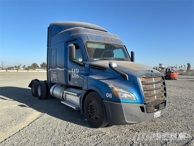 Freightliner Cascadia 126 6x4 T/A Sleeper Truck Tractor Vlačilci