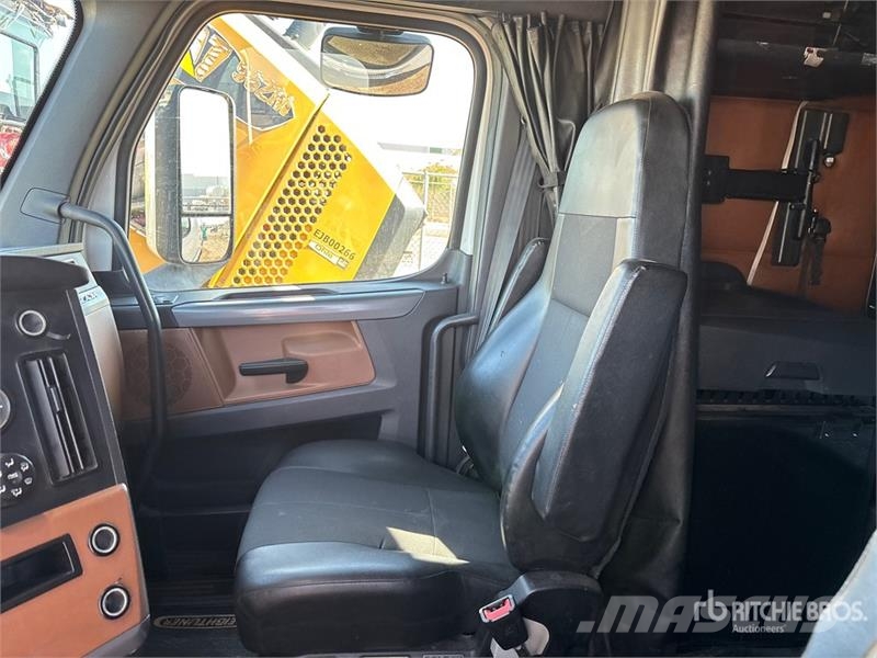 Freightliner Cascadia 126 6x4 T/A Sleeper Truck Tractor Nyergesvontatók
