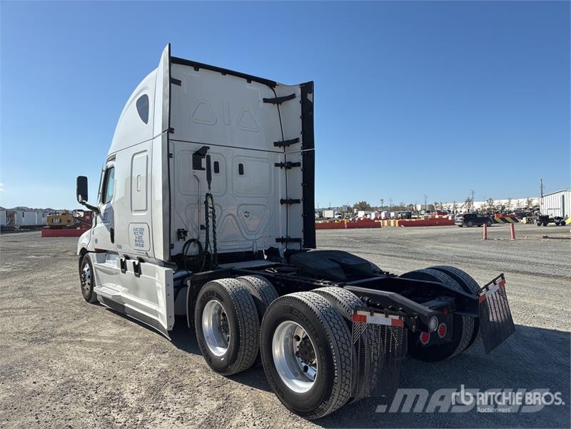 Freightliner Cascadia 126 6x4 T/A Sleeper Truck Tractor Nyergesvontatók