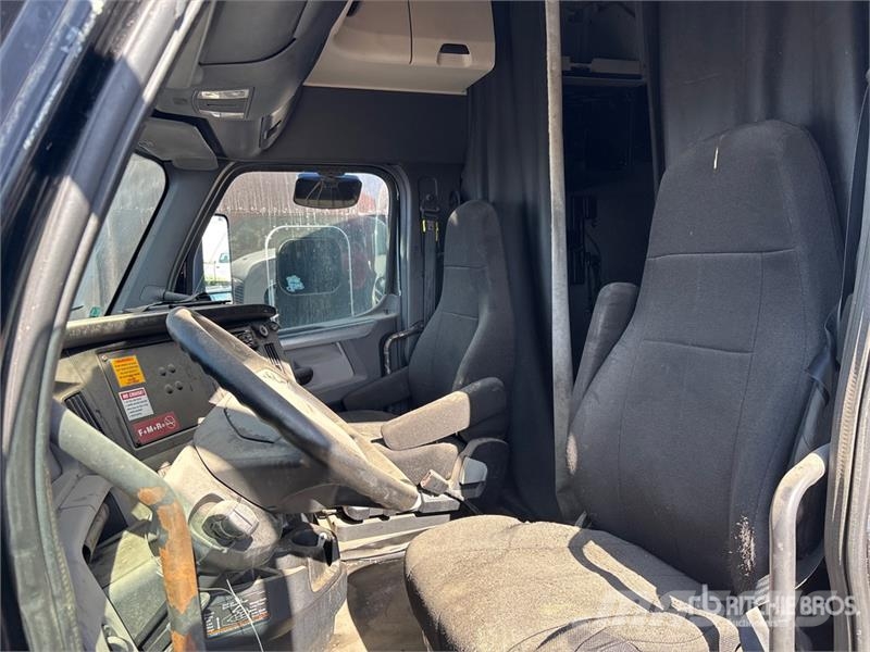 Freightliner Cascadia 126 6x4 T/A Sleeper Truck Tractor Sattelzugmaschinen
