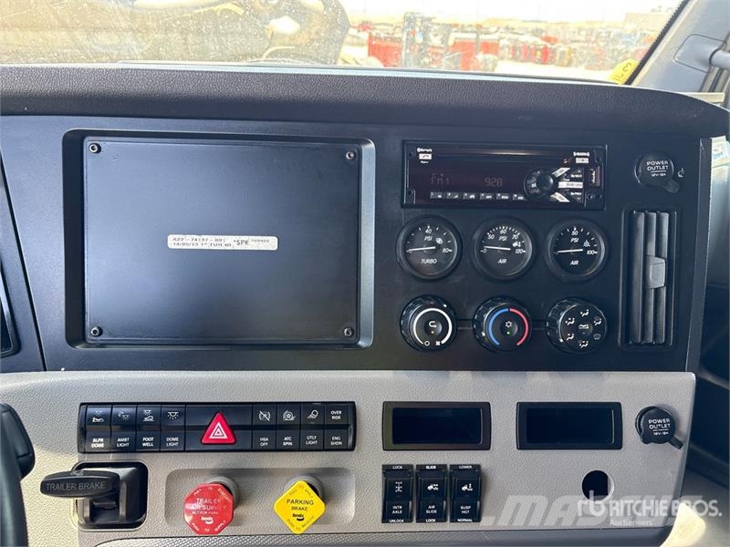 Freightliner Cascadia 126 6x4 T/A Sleeper Truck Tractor (Inoper Vilcēji