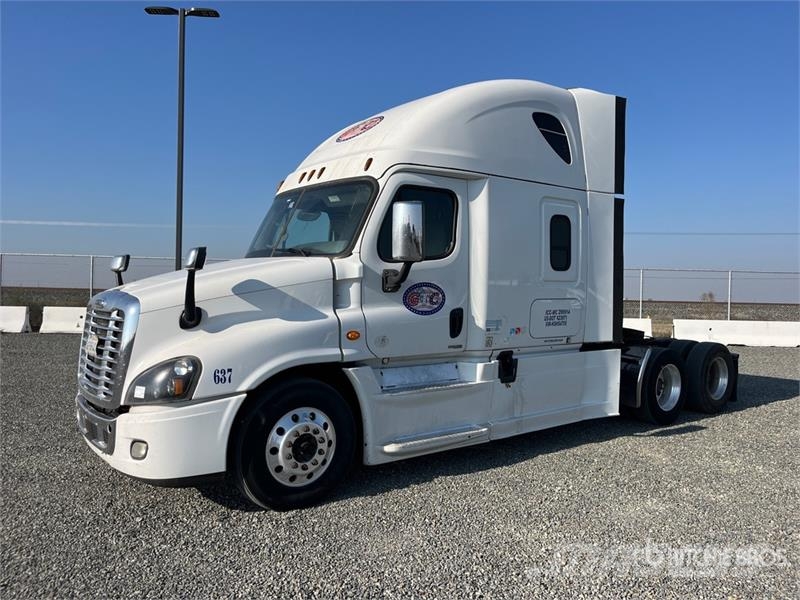 Freightliner Cascadia 125 6x4 T/A Sleeper Truck Tractor Тягачі