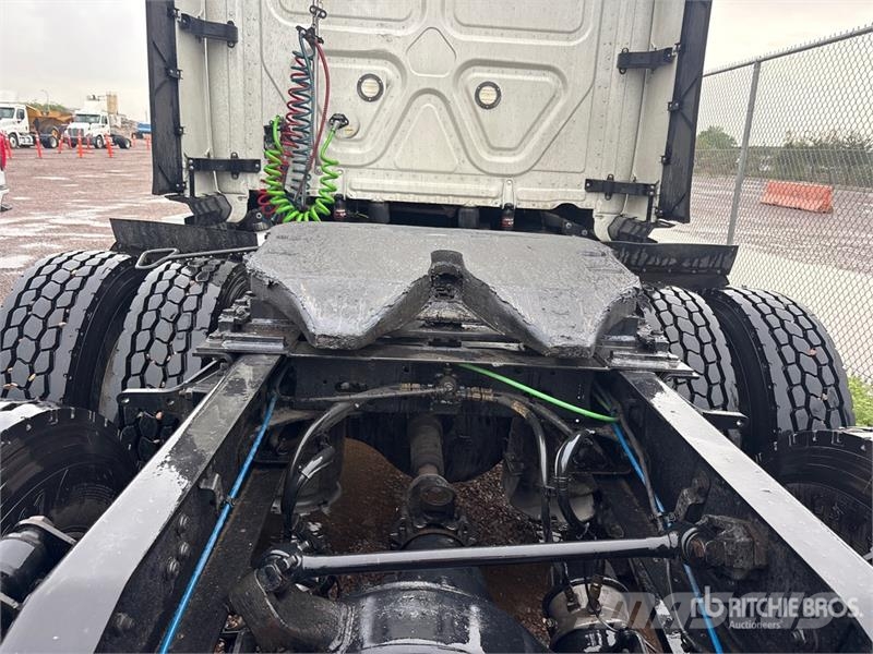 Freightliner Cascadia 126 6x4 T/A Sleeper Truck Tractor Tractor Units