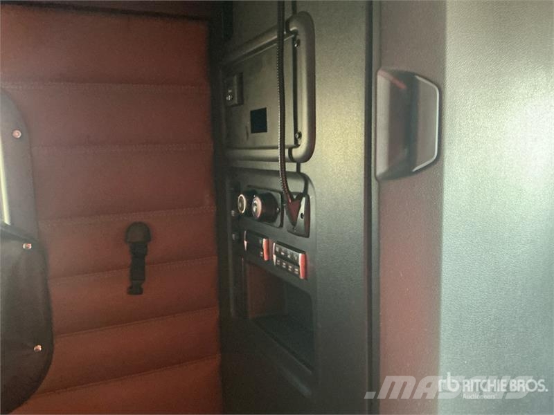 Freightliner Cascadia 126 6x4 T/A Sleeper Truck Tractor 트랙터 유닛