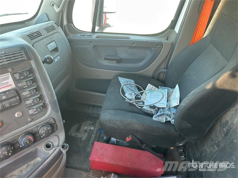 Freightliner Cascadia 125 6x4 T/A Dump Truck Camion benne