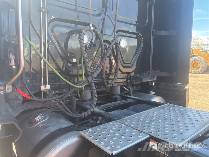 Freightliner Cascadia 126 6x4 T/A Sleeper Truck Tractor Motrici e Trattori Stradali