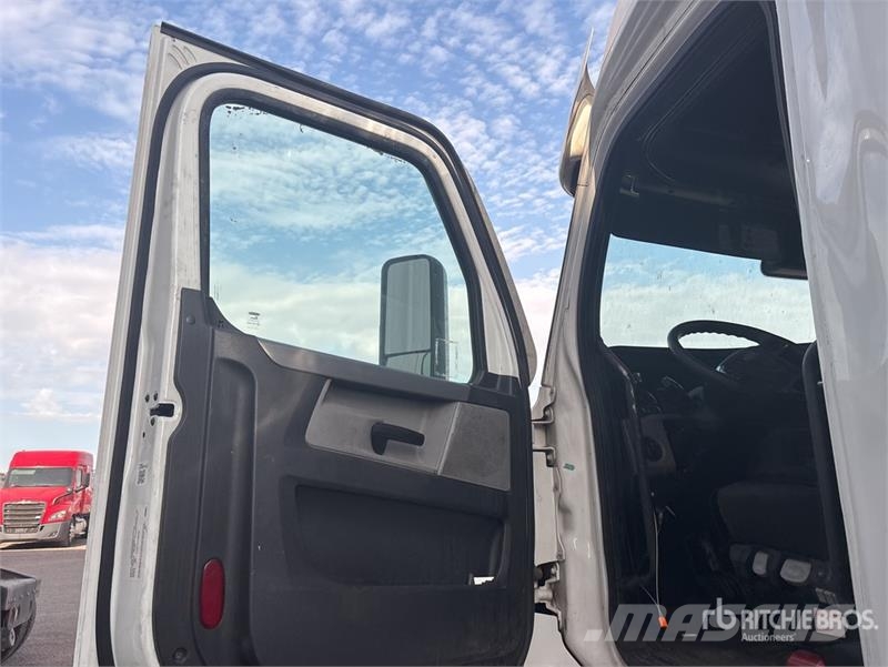 Freightliner Cascadia 126 6x4 T/A Sleeper Truck Tractor 牵引车