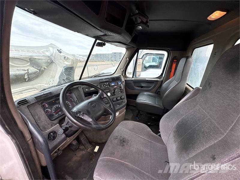 Freightliner Cascadia 6x4 T/A Day Cab Truck Tractor Vilcēji