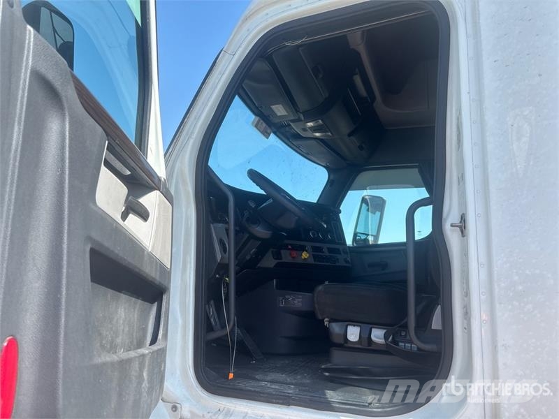 Freightliner Cascadia 126 6x4 T/A Sleeper Truck Tractor (Inoper 曳引機組件