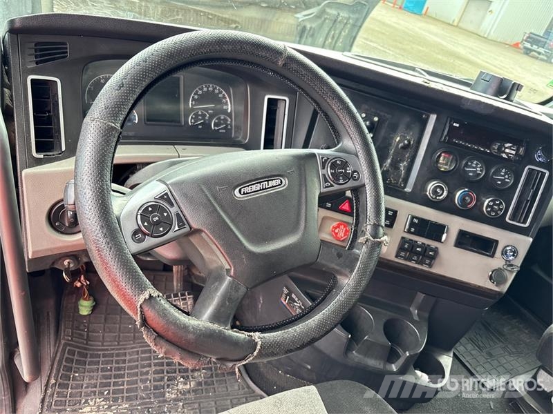 Freightliner Cascadia 126 6x4 T/A Sleeper Truck Tractor Sattelzugmaschinen