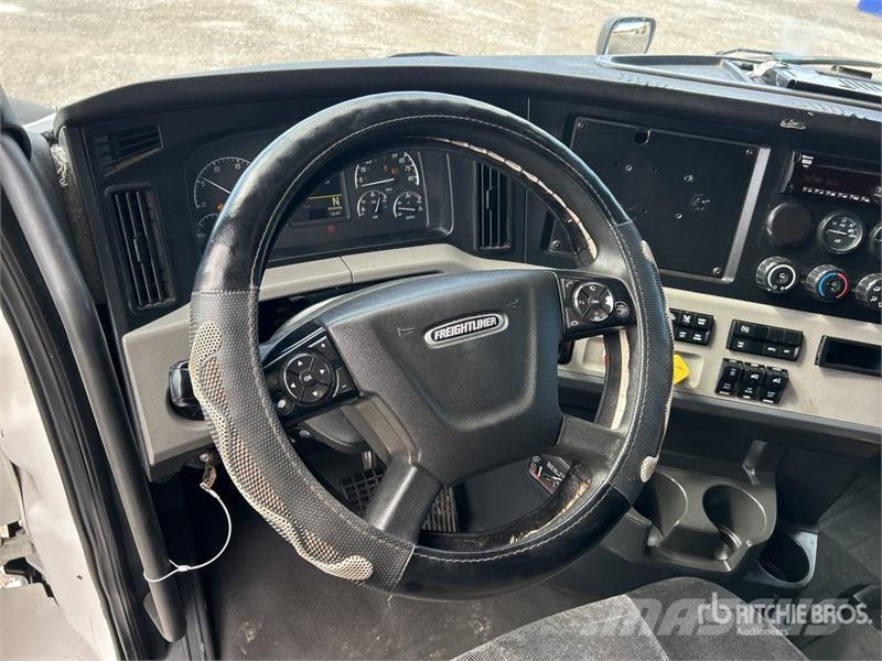 Freightliner Cascadia 126 6x4 T/A Sleeper Truck Tractor (Inoper Tracteur routier