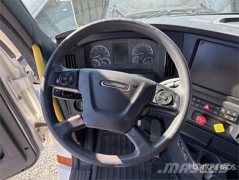 Freightliner Cascadia 126 6x4 T/A Sleeper Truck Tractor Nyergesvontatók