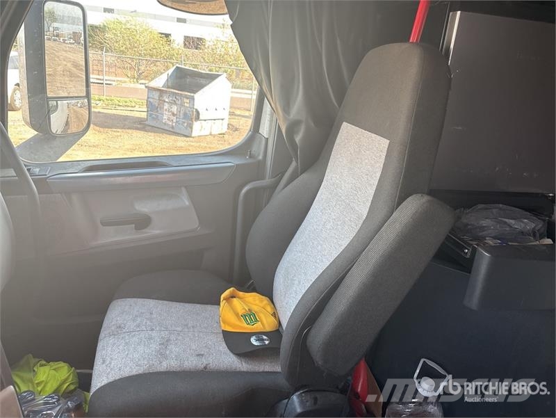 Freightliner Cascadia 126 6x4 T/A Sleeper Truck Tractor 牵引车