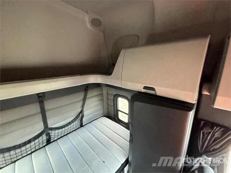Freightliner Cascadia 126 6x4 T/A Sleeper Truck Tractor Sattelzugmaschinen