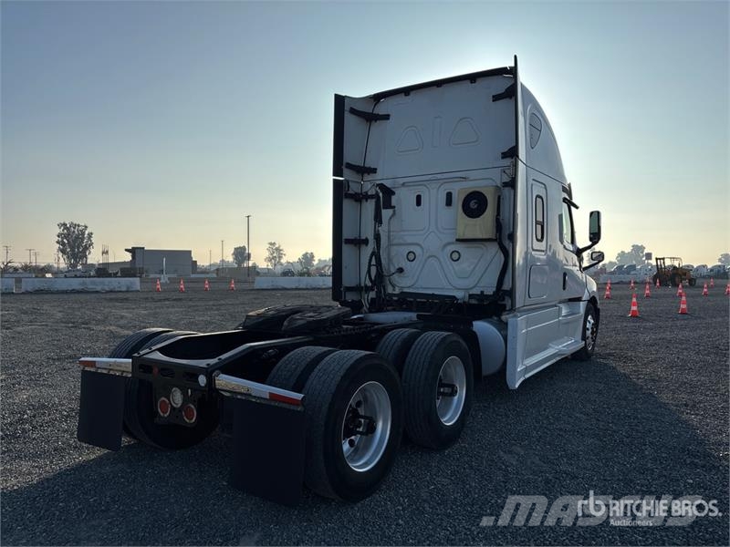 Freightliner Cascadia 126 6x4 T/A Sleeper Truck Tractor Vilcēji