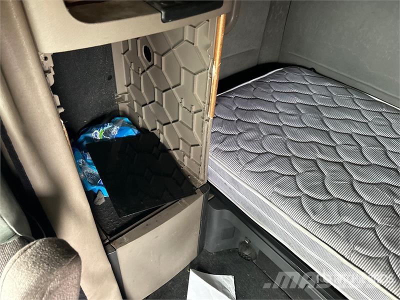 Freightliner Cascadia 125 6x4 T/A Sleeper Truck Tractor (Inoper Vlačilci