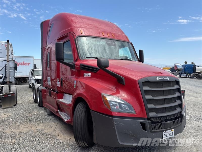 Freightliner Cascadia 126 6x4 T/A Sleeper Truck Tractor Tegljači