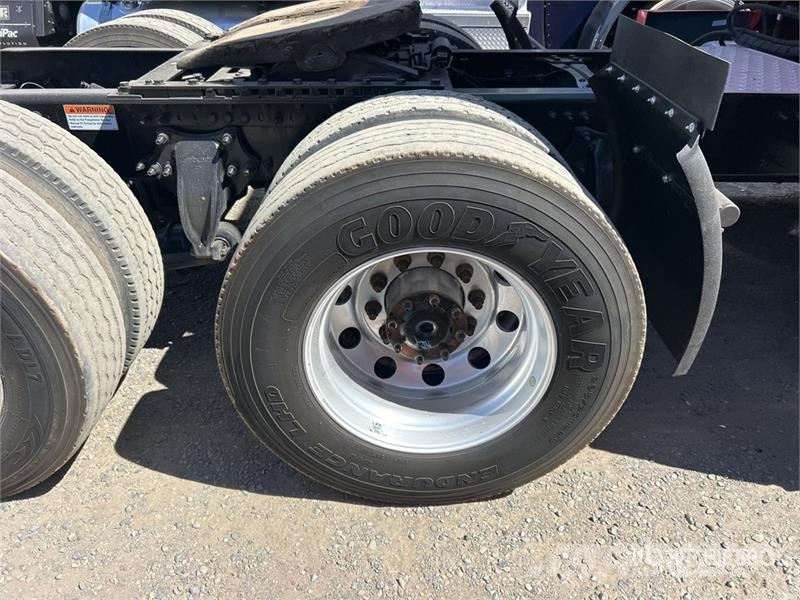 Freightliner Cascadia 126 T/A Sleeper Truck Tractor Tractor Units