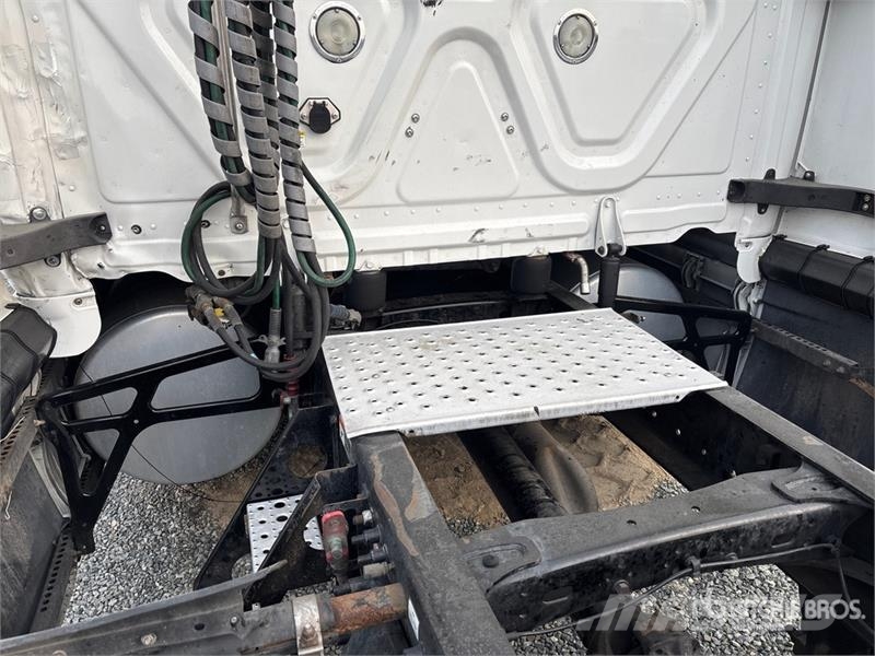 Freightliner Cascadia 125 6x4 T/A Sleeper Truck Tractor Vilcēji