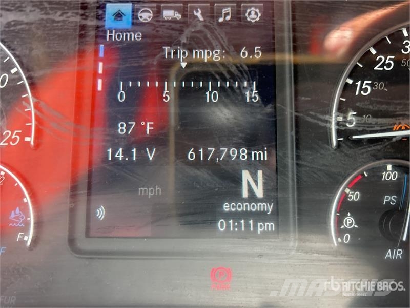 Freightliner Cascadia 126 T/A Sleeper Truck Tractor Tractor Units
