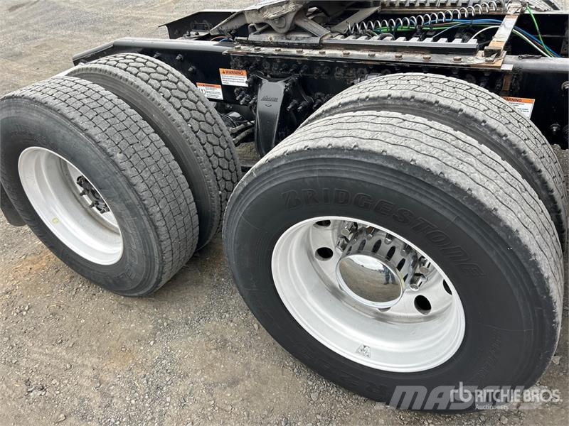 Freightliner Cascadia 126 6x4 T/A Sleeper Truck Tractor Vlačilci