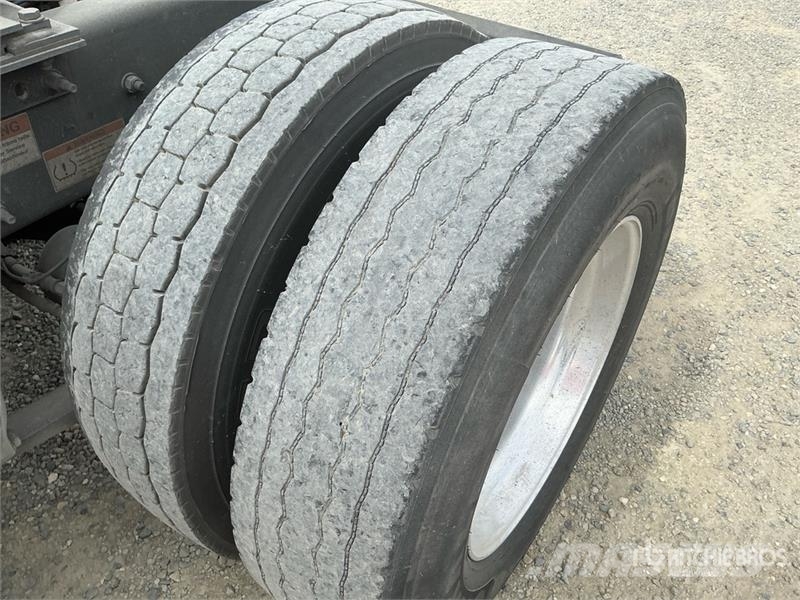 Freightliner Cascadia 126 6x4 T/A Sleeper Truck Tractor Тягачі