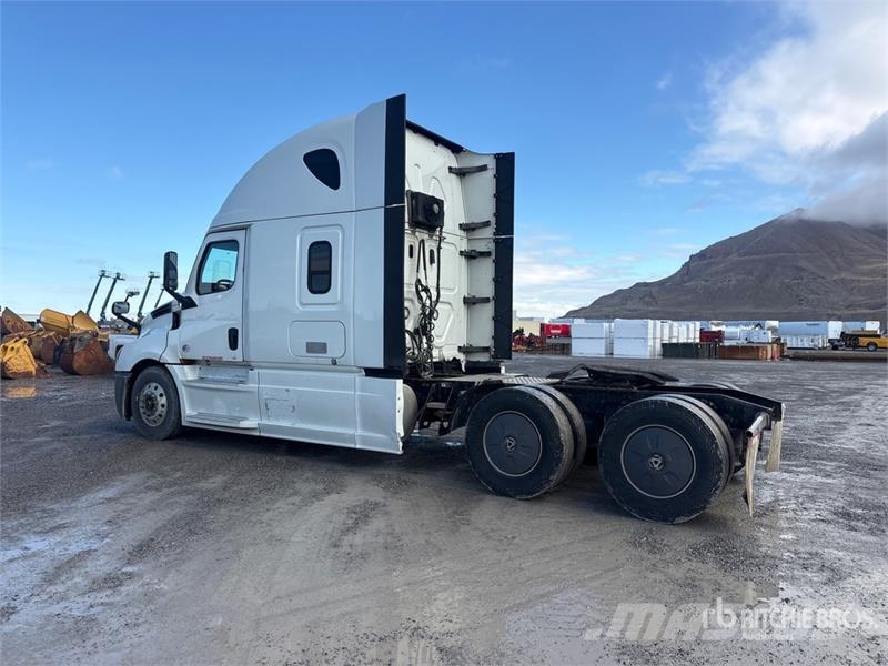 Freightliner Cascadia 126 6x4 T/A Sleeper Truck Tractor Nyergesvontatók