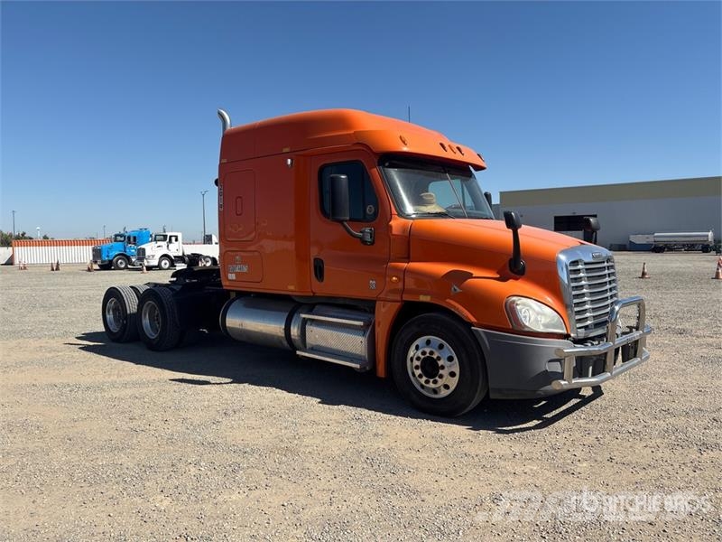 Freightliner Cascadia 125 6x4 T/A Sleeper Truck Tractor Vlačilci