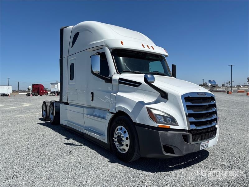 Freightliner Cascadia 126 6x4 T/A Sleeper Truck Tractor Vlačilci
