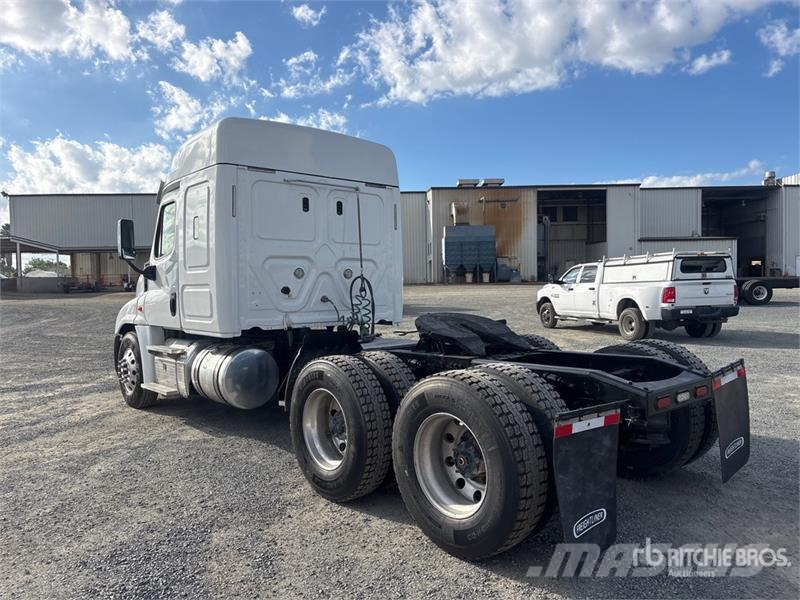 Freightliner Cascadia 125 6x2 T/A Sleeper Truck Tractor Sattelzugmaschinen