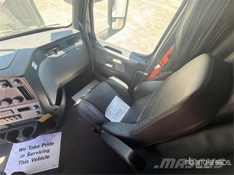 Freightliner Cascadia 126 6x4 T/A Sleeper Truck Tractor Sattelzugmaschinen